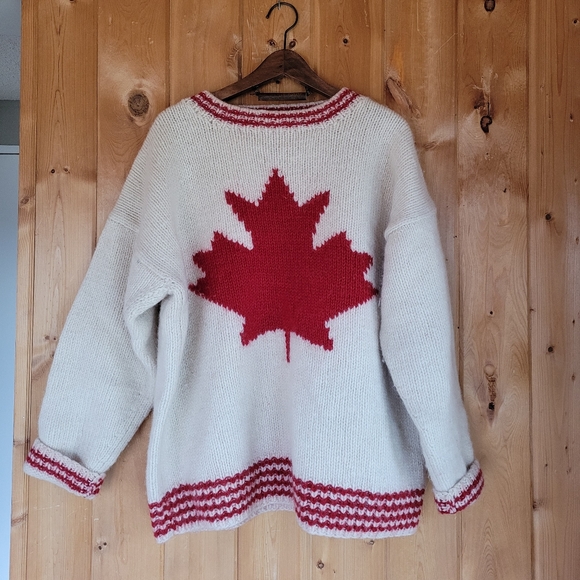 Vintage Sweaters - Vintage knited maple leaf sweater